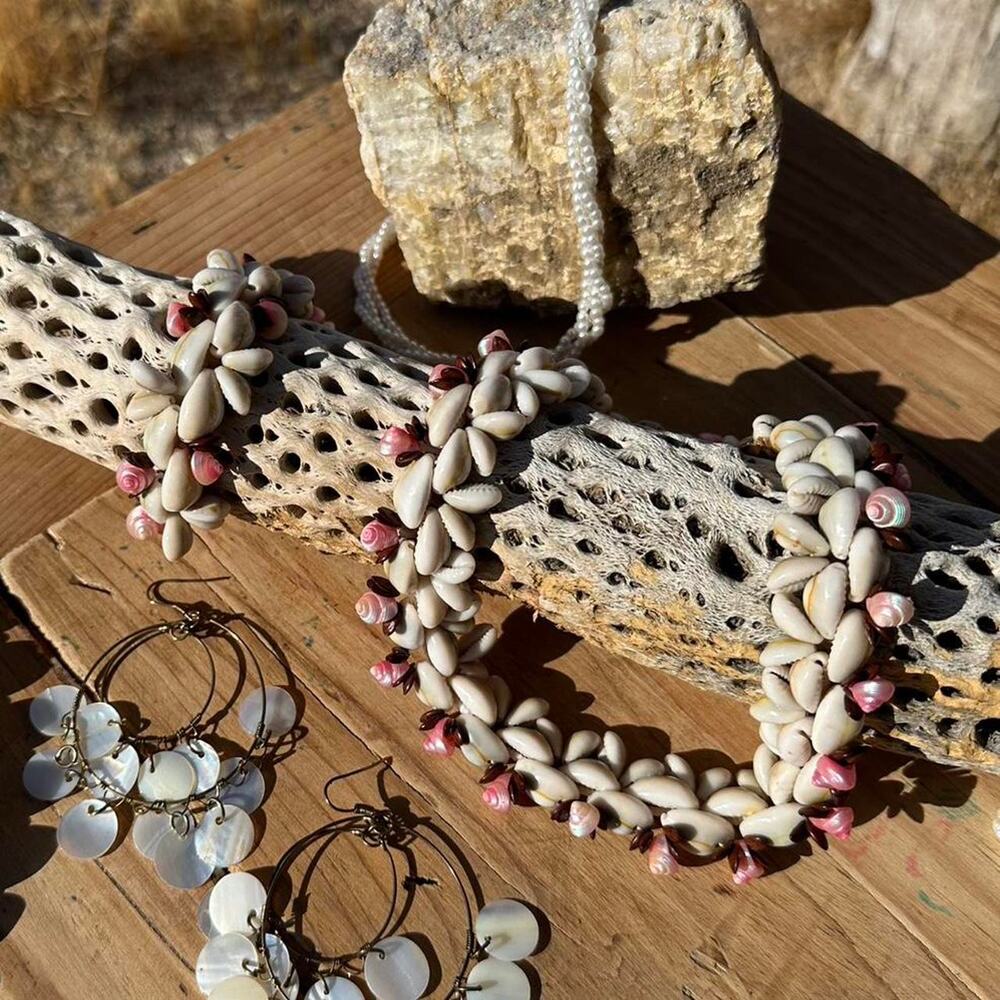 Womens Necklace and Bracelet Set Cream Pink Seashell Rare